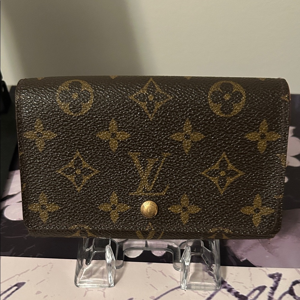 Louis Vuitton Brown and Gold Monogram Wallet - Picture 2 of 11